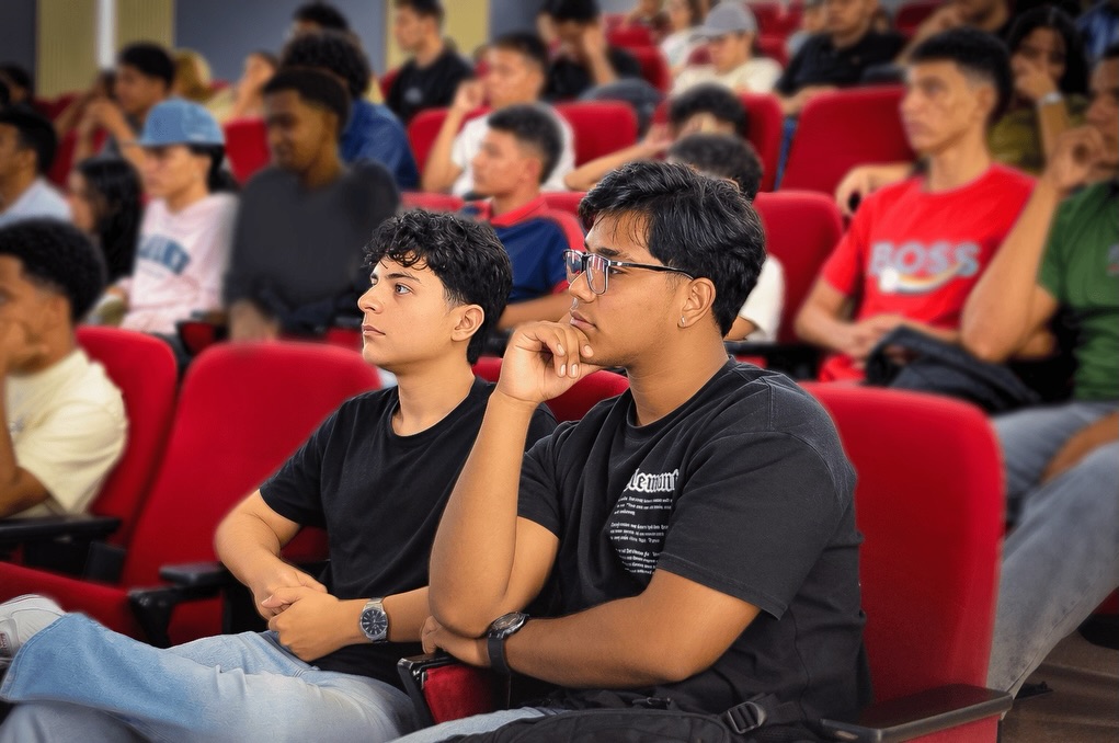 Students in the audience during the "Beyond the Prompt" talk at CUL, Barranquilla